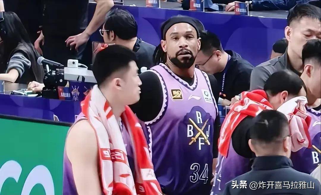 上海男篮士气高昂，豪取胜利