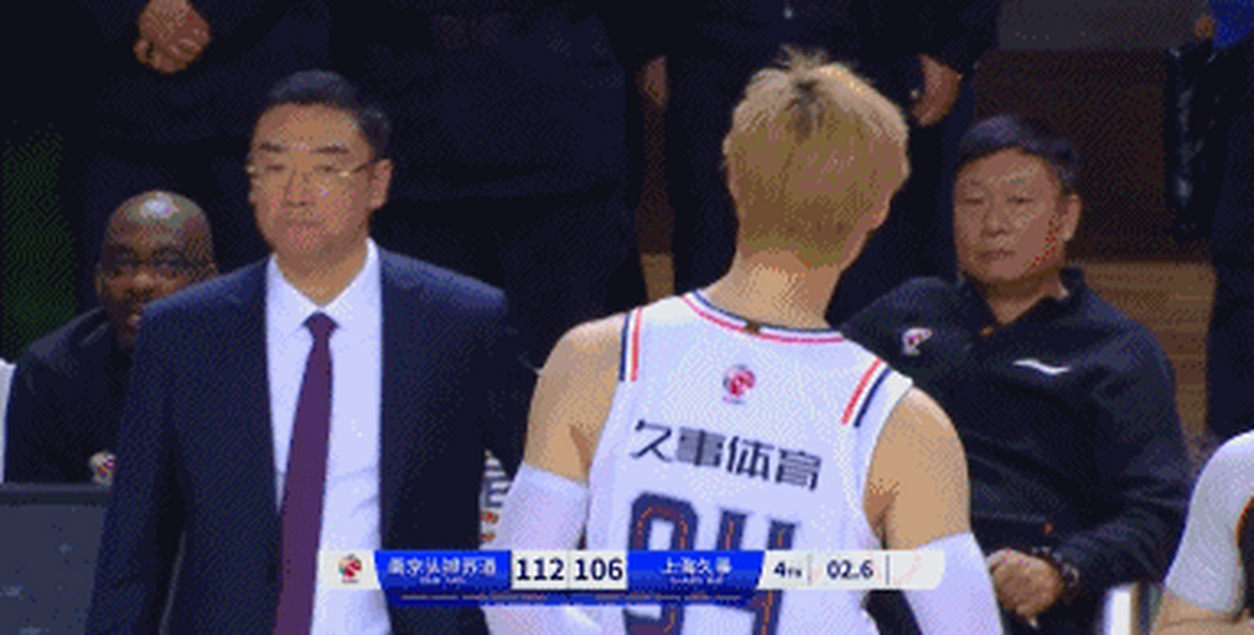球场上的战火再次点燃，双方队员拼尽全力争胜的简单介绍